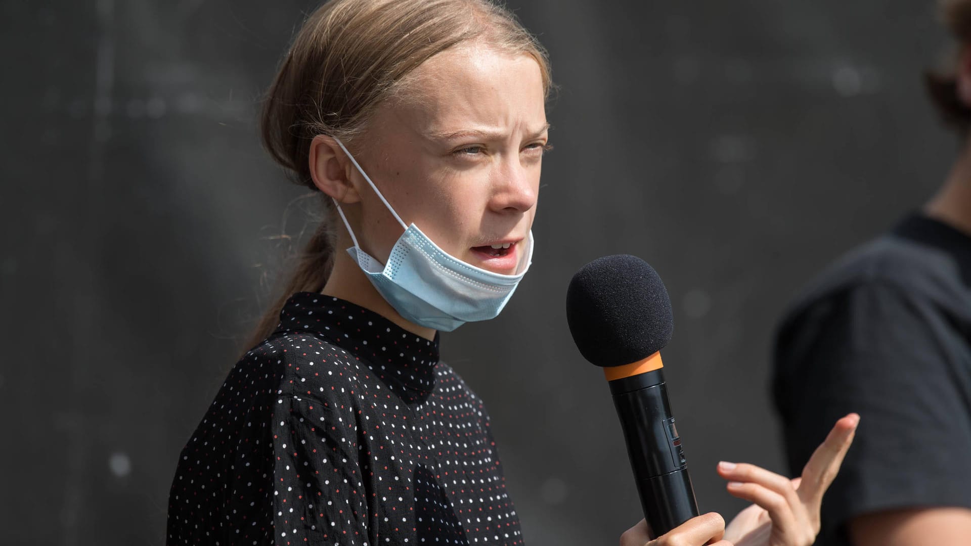 Greta Thunberg: Die 17-jährige Schwedin setzte sich nach einem Treffen mit der Kanzlerin vor das Brandenburger Tor. Greta Thunberg: Die 17-jährige Schwedin setzte sich nach einem Treffen mit der Kanzlerin vor das Brandenburger Tor.