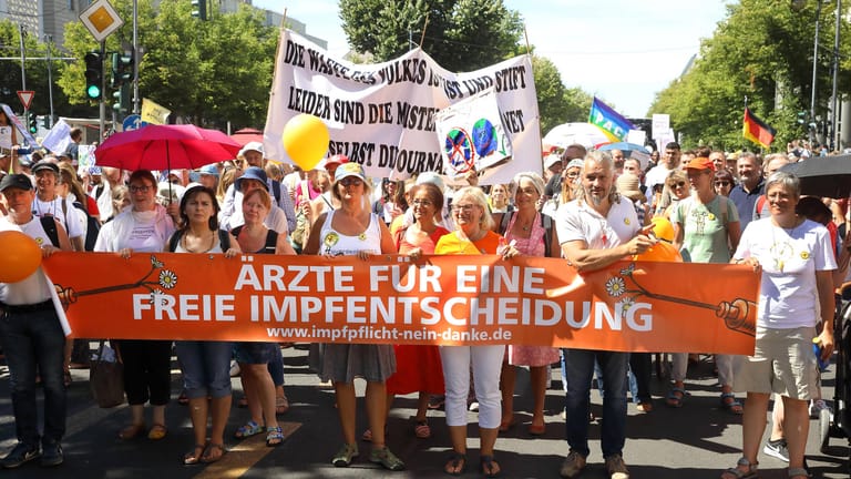 Ärzte bei Corona-Protesten: In Berlin waren am 1. August auch Mediziner unter den Teilnehmern, als mehrere Zehntausend Menschen demonstrierten.