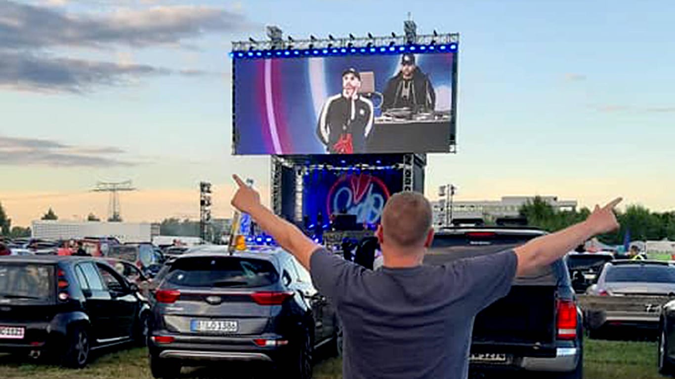 Ein Fan beim Sido Live-Autokonzert: Während der Corona-Krise entwickeln Popstars ganz neue Konzertformate.