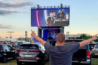 Ein Fan beim Sido Live-Autokonzert: Während der Corona-Krise entwickeln Popstars ganz neue Konzertformate.