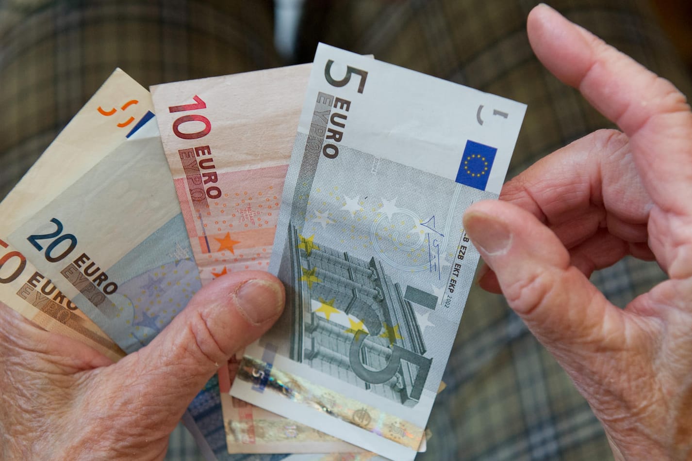 Eine ältere Frau zählt Geld (Symbolbild): Zahlreiche Menschen nehmen Abschläge bei der Rente in Kauf. Eine ältere Frau zählt Geld (Symbolbild): Zahlreiche Menschen nehmen Abschläge bei der Rente in Kauf.