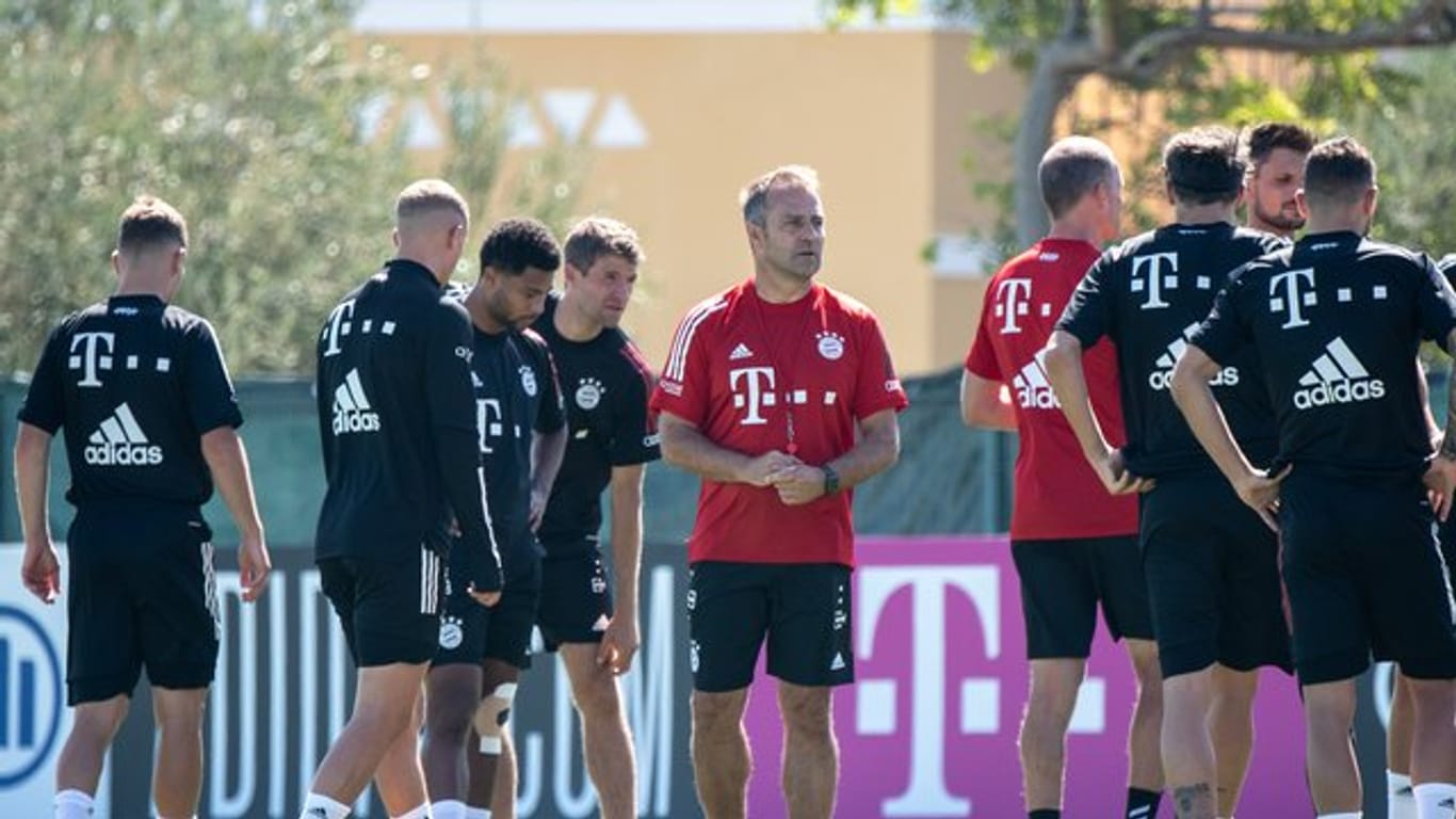 Verzichten für das Auftaktspiel der Saison auf zusätzliche Vorbereitungszeit: Trainer Hansi Flick (M) und die Spieler vom FC Bayern.