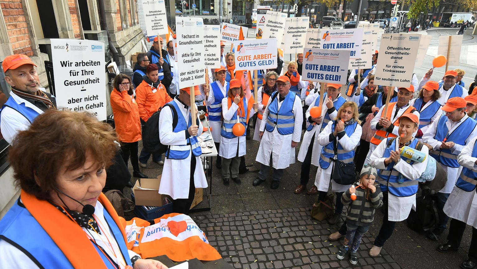 Ute Teichert (l.) auf einer Kundgebung im November 2018: Schon damals machten die Mediziner auf die schlechte personelle Situation an Gesundheitsämtern aufmerksam.