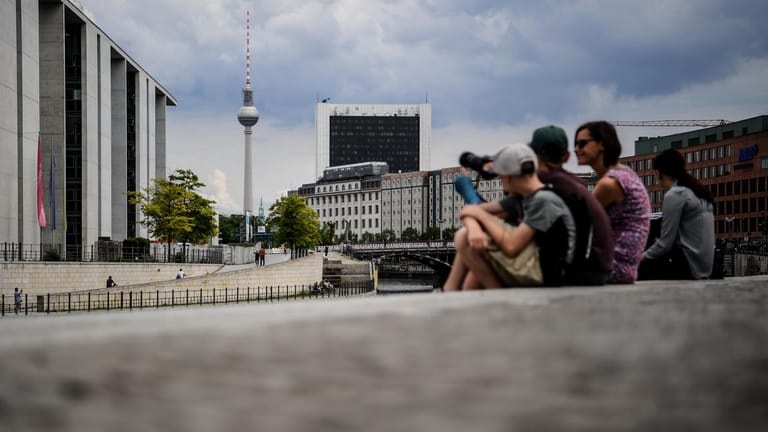 Touristen im Berliner Regierungsviertel: Die Hauptstadt trägt – verglichen mit anderen EU-Hauptstädten – wenig zur Wirtschaftskraft des gesamten Landes bei.