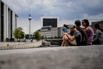 Touristen im Berliner Regierungsviertel: Die Hauptstadt trägt – verglichen mit anderen EU-Hauptstädten – wenig zur Wirtschaftskraft des gesamten Landes bei.