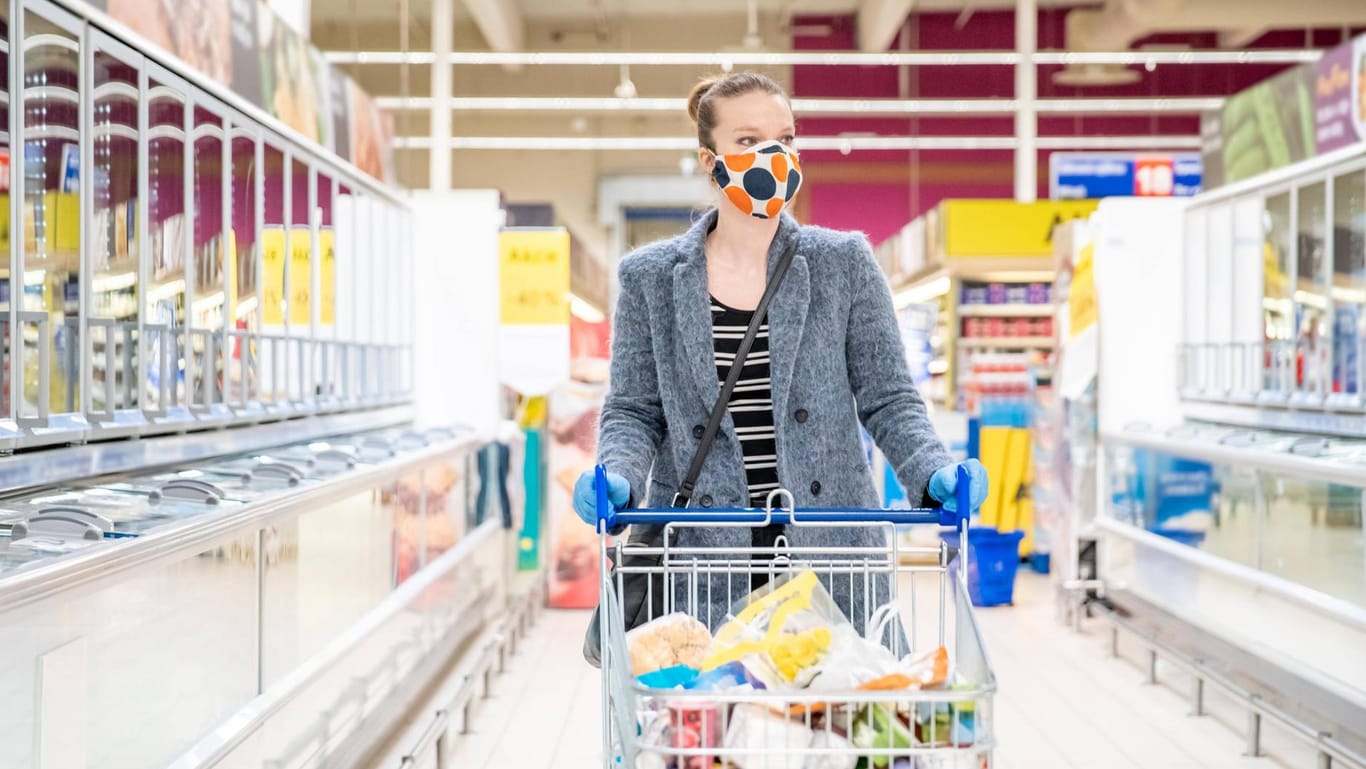 Einkaufen mit Maske: Unter bestimmten Voraussetzungen können Sie von der Maskenpflicht befreit werden.