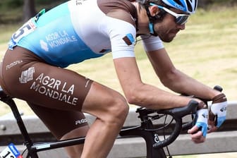 Ein Profi vom Team AG2R wurde positiv auf das Coronavirus getestet.