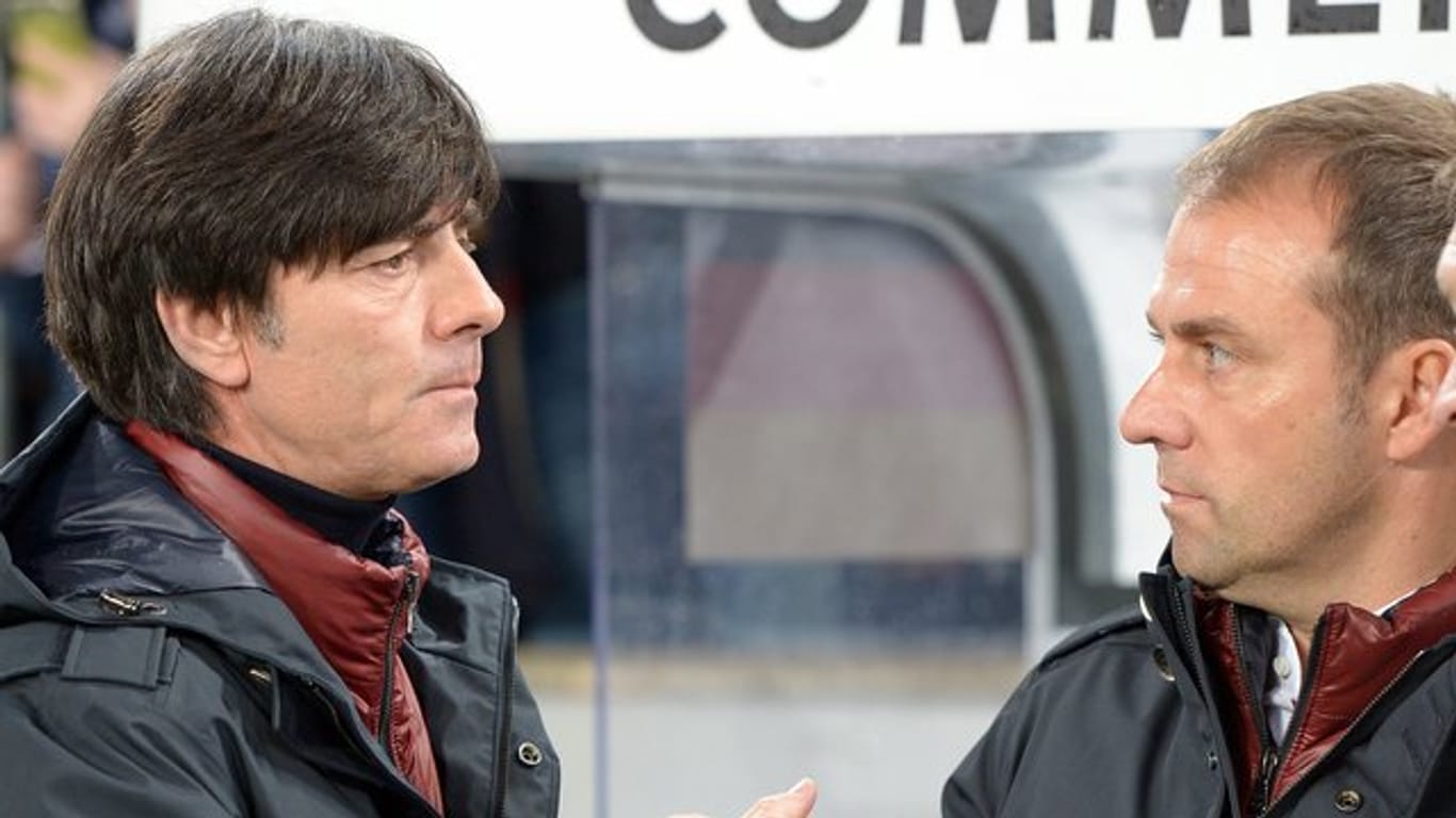 Drückt seinem ehemaligen Co-Trainer Hansi Flick (r) die Daumen: Bundestrainer Joachim Löw.