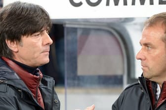 Drückt seinem ehemaligen Co-Trainer Hansi Flick (r) die Daumen: Bundestrainer Joachim Löw.