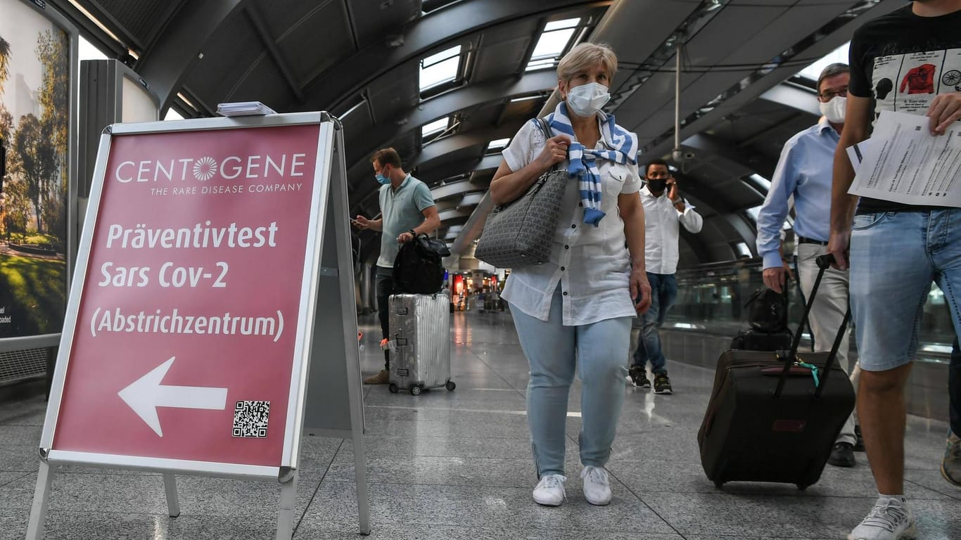 Flughafen Frankfurt: Hunderte Infektionen sind bereits bei Reieserückkehrern fetsgestellt worden.