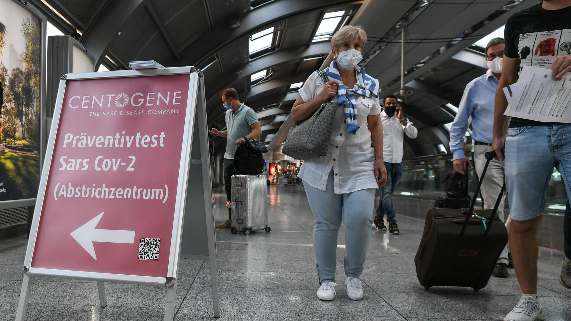 Flughafen Frankfurt: Hunderte Infektionen sind bereits bei Reieserückkehrern fetsgestellt worden. Flughafen Frankfurt: Hunderte Infektionen sind bereits bei Reieserückkehrern fetsgestellt worden.