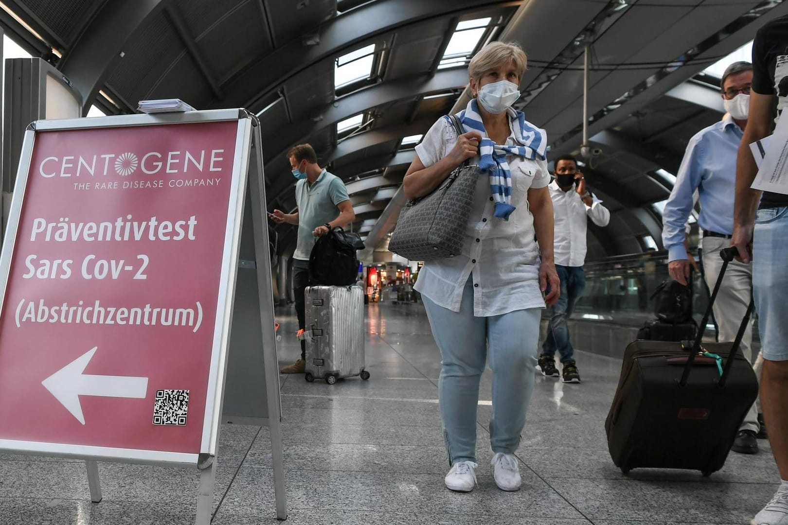 Flughafen Frankfurt: Hunderte Infektionen sind bereits bei Reieserückkehrern fetsgestellt worden.