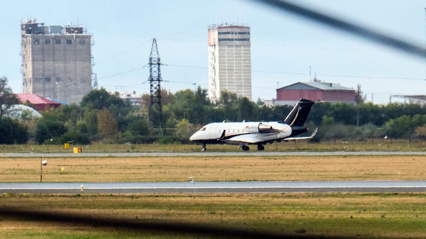 Das Flugzeug auf dem Hafen von Omsk: Mit dieser Maschine des Typs CL60 wurde Alexej Nawalny nach Deutschland gebracht.