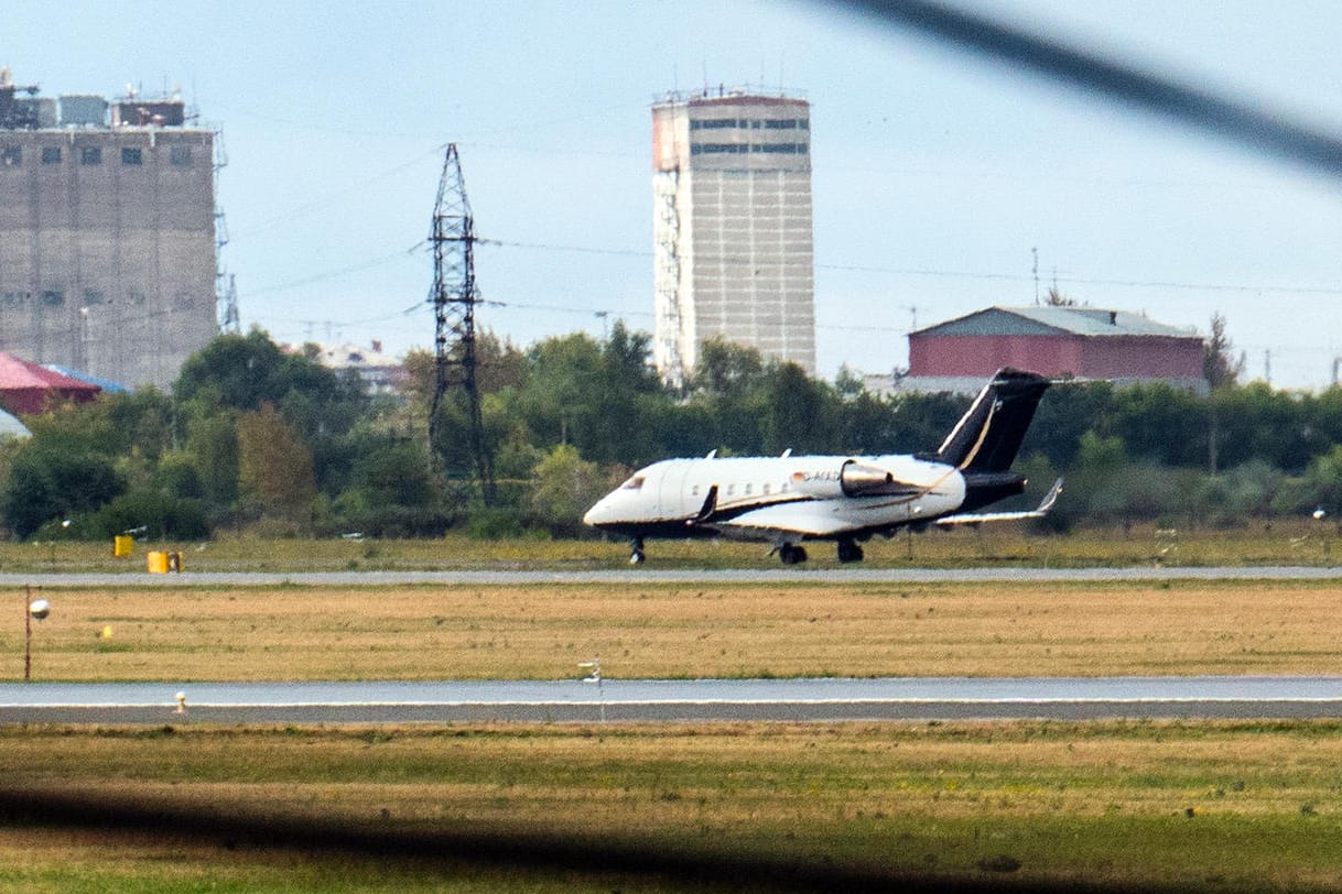 Das Flugzeug auf dem Hafen von Omsk: Mit dieser Maschine des Typs CL60 wurde Alexej Nawalny nach Deutschland gebracht.