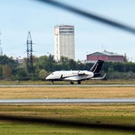 Das Flugzeug auf dem Hafen von Omsk: Mit dieser Maschine des Typs CL60 wurde Alexej Nawalny nach Deutschland gebracht.
