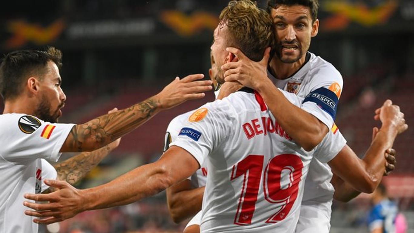 Sevillas Luuk de Jong (M) jubelt mit Jesus Navas (r) und Suso über einen Treffer gegen Inter Mailand.