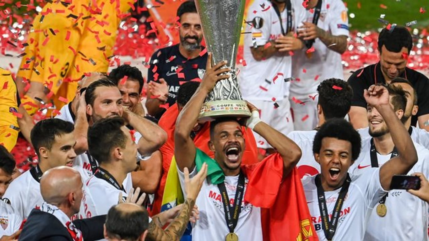 Sevillas Spieler feiern ihren Sieg mit dem Europa-League-Pokal.