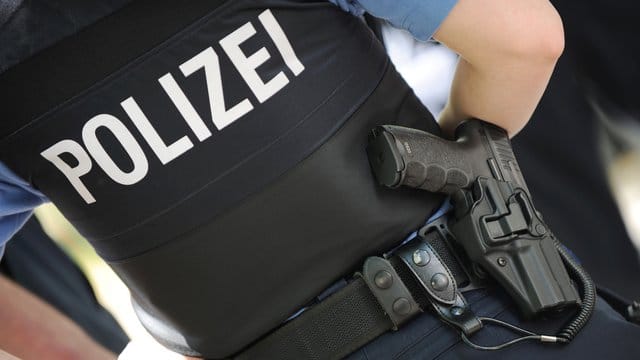 Eine Polizistin trägt ihre Dienstwaffe am Gürtel.