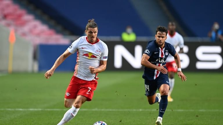 Im Halbfinale besiegte Paris Saint-Germain mit 3:0 RB Leipzig: Der Leipziger Marcel Sabitzer (l) und Juan Bernat von PSG kämpfen um den Ball.