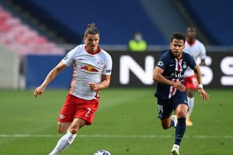 Im Halbfinale besiegte Paris Saint-Germain mit 3:0 RB Leipzig: Der Leipziger Marcel Sabitzer (l) und Juan Bernat von PSG kämpfen um den Ball.