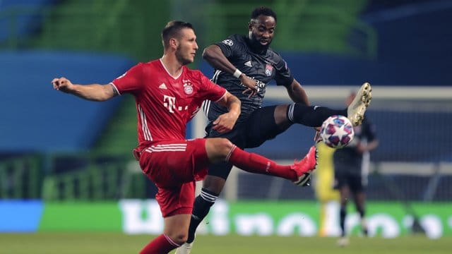 Im Halbfinale besiegte Bayern München mit 3:0 Olympique Lyon: Bayerns Niklas Süle (l) und Lyons Moussa Dembele kämpfen um den Ball.