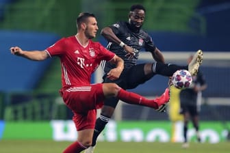 Im Halbfinale besiegte Bayern München mit 3:0 Olympique Lyon: Bayerns Niklas Süle (l) und Lyons Moussa Dembele kämpfen um den Ball.
