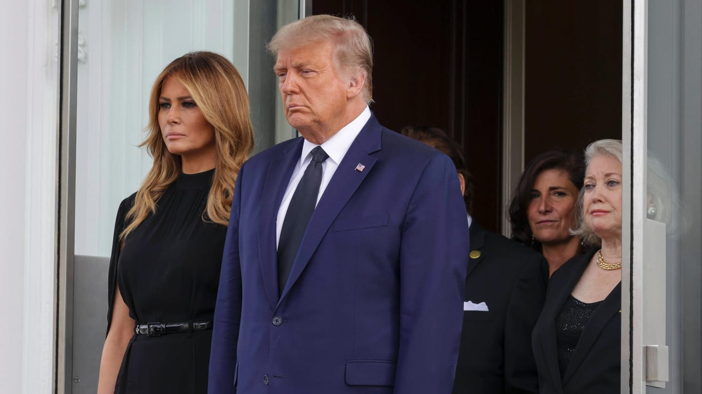 US-Präsident Donald Trump und seine Frau Melania Trump während der Trauerfeier für Trumps verstorbenen Bruder.