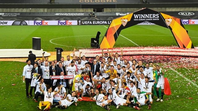 Die Spieler des FC Sevilla feiern den Sieg im Finale der Europa League.