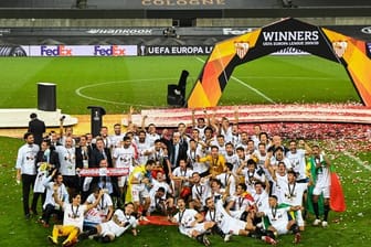 Die Spieler des FC Sevilla feiern den Sieg im Finale der Europa League.