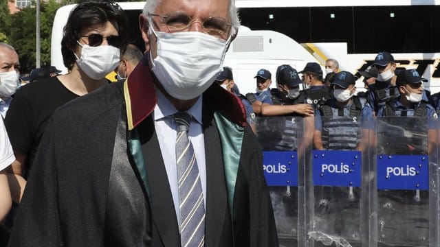 Mehmet Durakoglu, Vorsitzender der Anwaltskammer von Istanbul, geht an einer Barrikade aus Sicherheitskräften vorbei, die demonstrierenden Anwälten den Zugang zum Parlamentsgebäude am zweiten Tag in Folge versperren. Mehmet Durakoglu, Vorsitzender der Anwaltskammer von Istanbul, geht an einer Barrikade aus Sicherheitskräften vorbei, die demonstrierenden Anwälten den Zugang zum Parlamentsgebäude am zweiten Tag in Folge versperren.