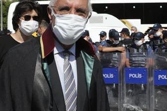 Mehmet Durakoglu, Vorsitzender der Anwaltskammer von Istanbul, geht an einer Barrikade aus Sicherheitskräften vorbei, die demonstrierenden Anwälten den Zugang zum Parlamentsgebäude am zweiten Tag in Folge versperren.