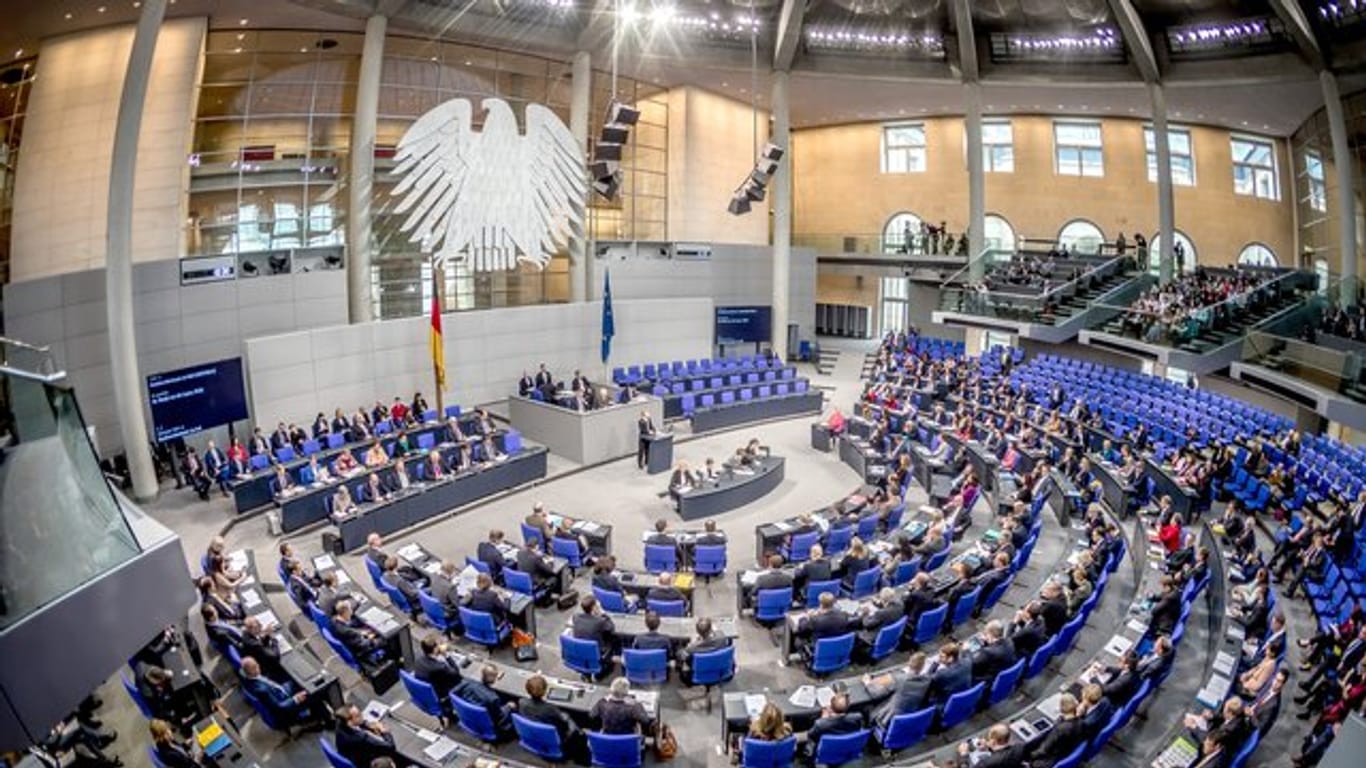 Die Übersicht zeigt den Plenarsaal während einer Sitzung des Deutschen Bundestages.