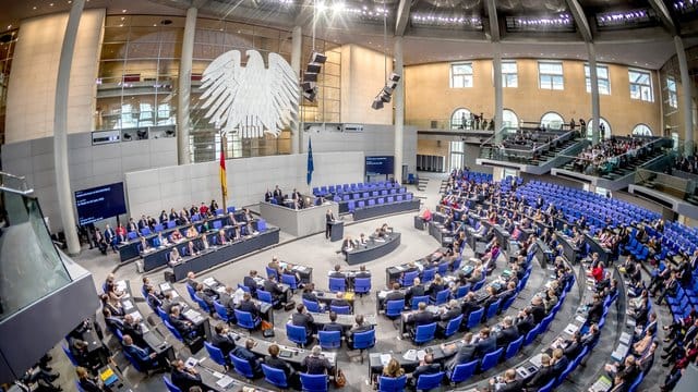 Die Übersicht zeigt den Plenarsaal während einer Sitzung des Deutschen Bundestages. Die Übersicht zeigt den Plenarsaal während einer Sitzung des Deutschen Bundestages.