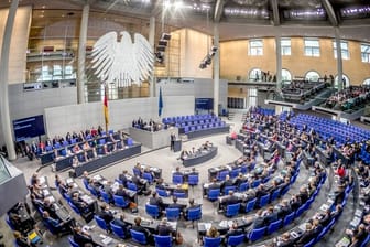 Die Übersicht zeigt den Plenarsaal während einer Sitzung des Deutschen Bundestages.