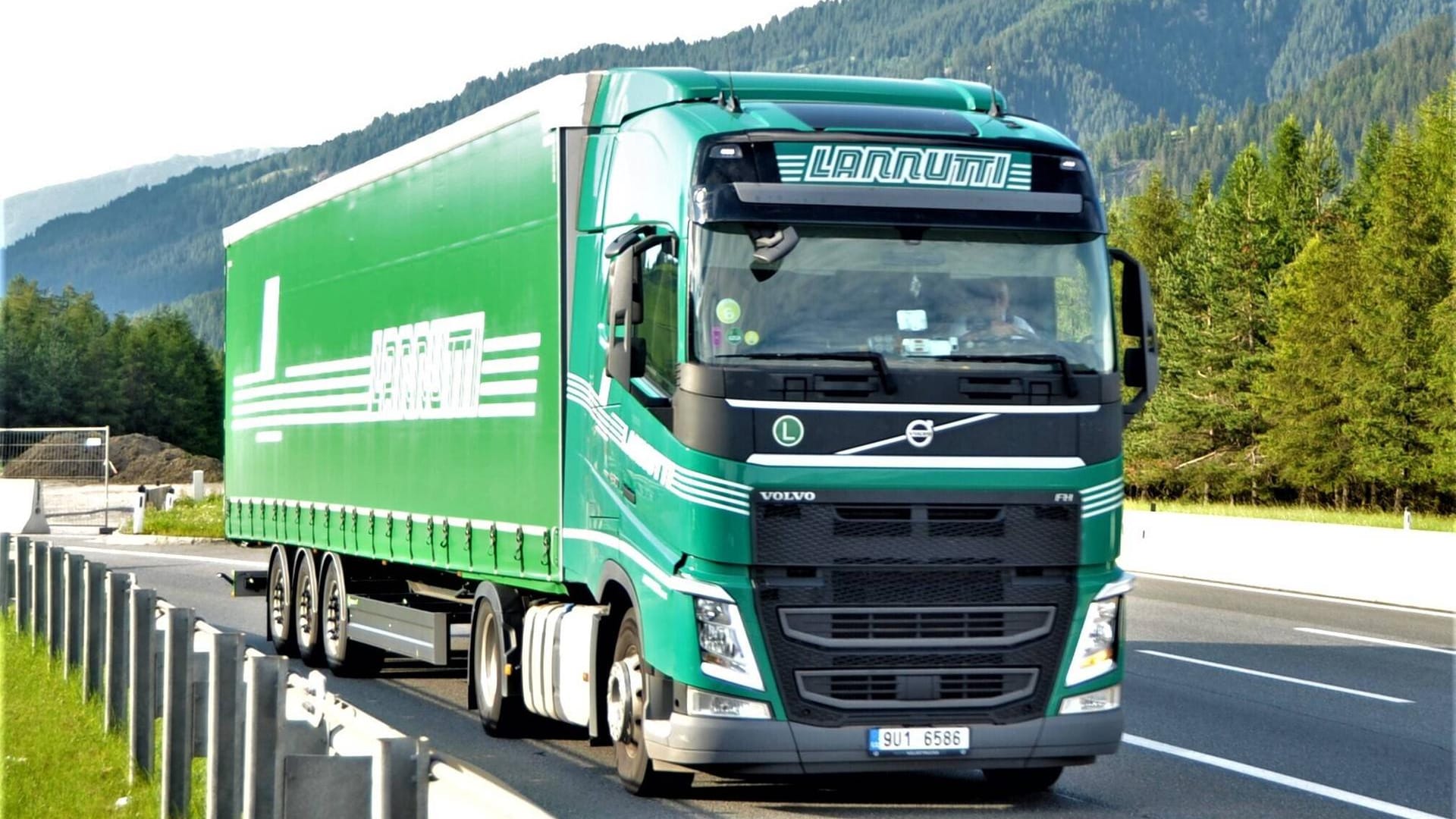 Auf der A 72 ist ein mit Autos beladener Sattelzug ausgebrannt. (Symbolbild) Auf der A 72 ist ein mit Autos beladener Sattelzug ausgebrannt. (Symbolbild)