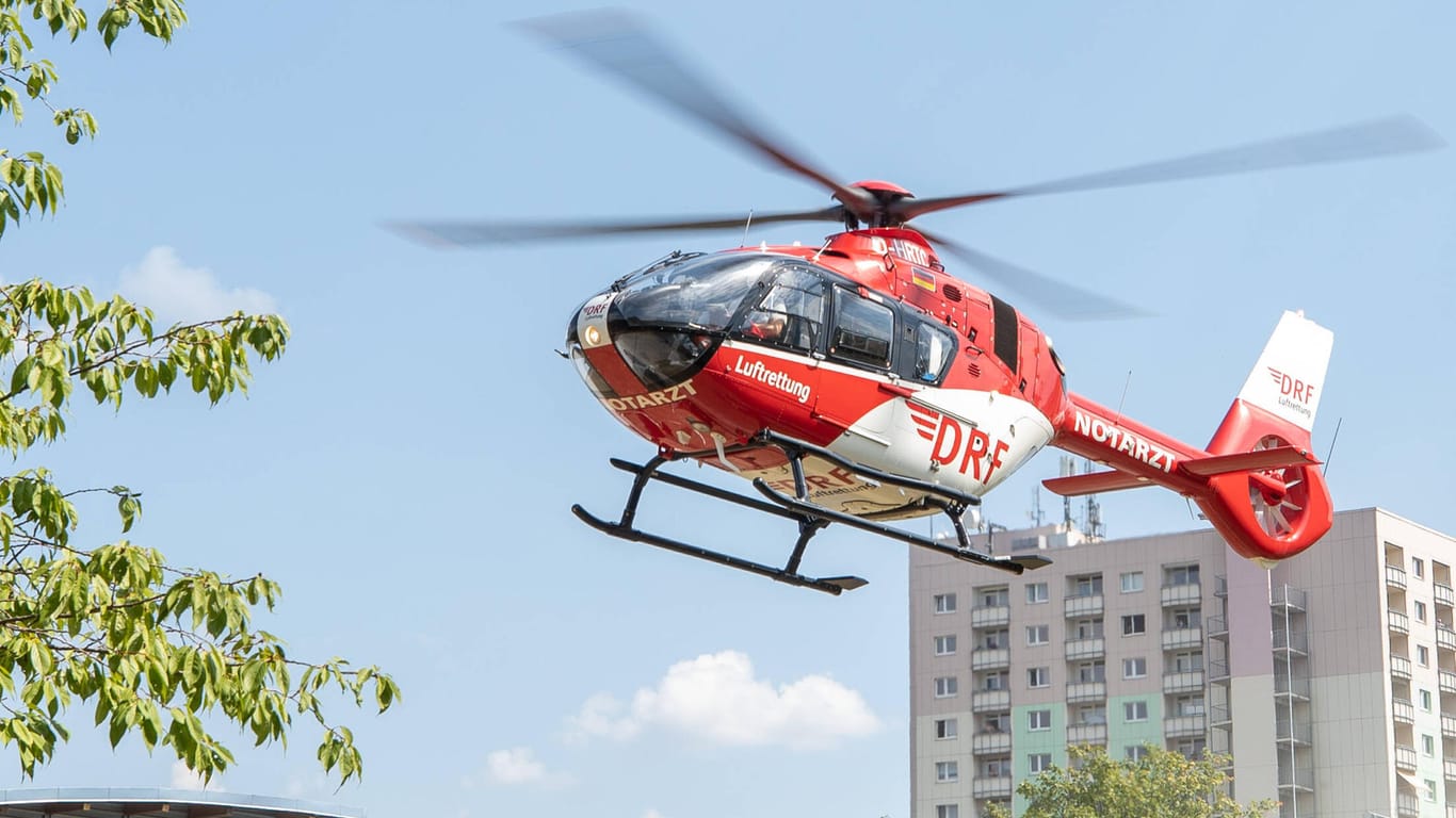 Ein Rettungshubschrauber musste ein schwer verletztes Kleinkind ins Krankenhaus fliegen.
