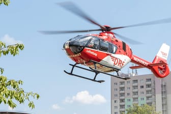 Ein Rettungshubschrauber musste ein schwer verletztes Kleinkind ins Krankenhaus fliegen.