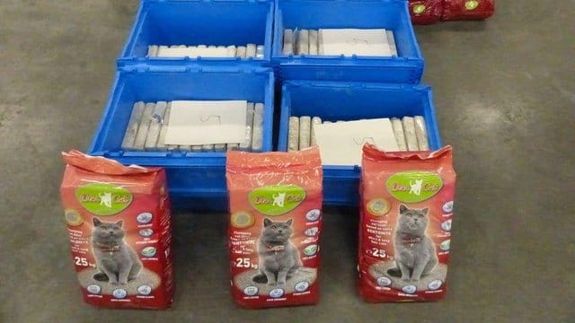Der Zoll präsentiert das gefundene Kokain und Säcke mit Katzenstreu. Der Zoll präsentiert das gefundene Kokain und Säcke mit Katzenstreu.