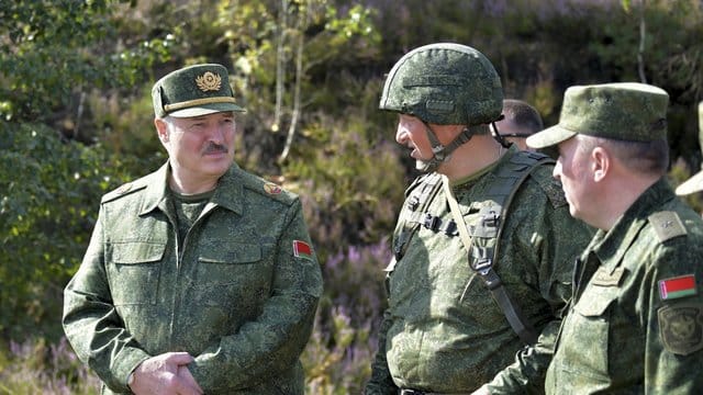 Präsident Alexander Lukaschenko (l) beim Truppenbesuch in Grodno. Präsident Alexander Lukaschenko (l) beim Truppenbesuch in Grodno.