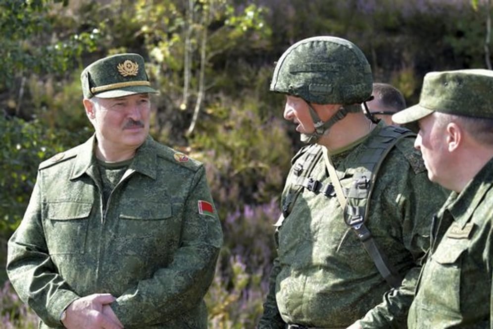 Präsident Alexander Lukaschenko (l) beim Truppenbesuch in Grodno.