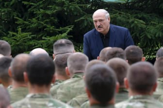 Belarus, Minsk: Alexander Lukaschenko warnt bei einem Treffen mit führenden Mitarbeitern beim Militär und der russischen Spezialeinheit vor einer Revolution im Land.