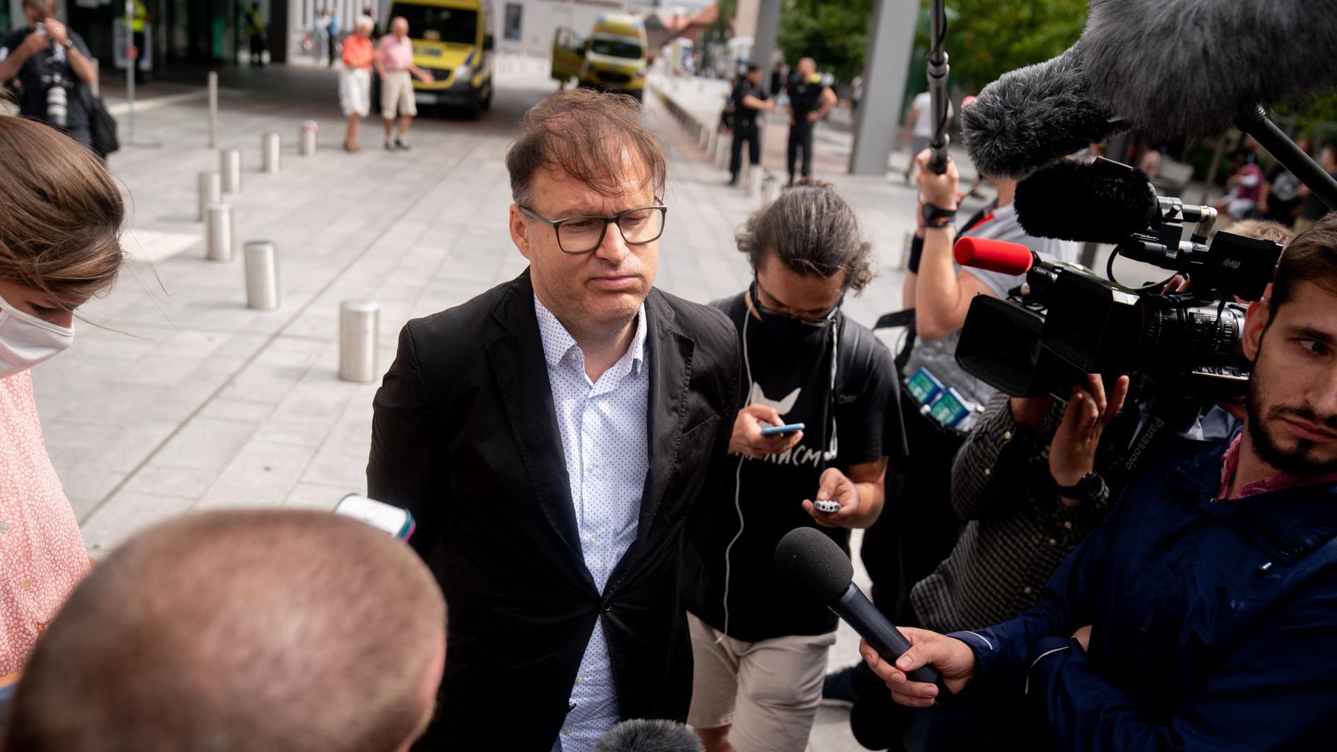 Jaka Bizilj, Gründer von Cinema for Peace und Organisator des Krankentransports des russischen Oppositionellen Nawalny, spricht vor der Charite zu den Medienvertretern. Nawalny wurde am Vormittag in das Krankenhaus eingeliefert.