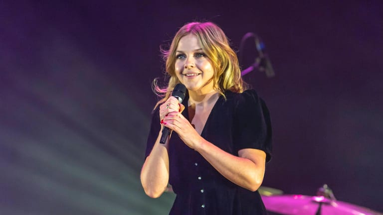 Annett Louisan bei einem Konzert 2019.