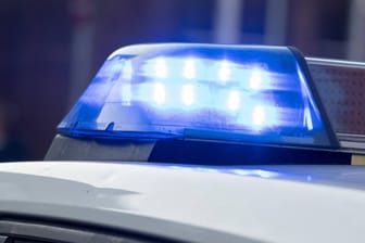 Blaulicht auf einem Streifenwagen: Die Suche nach einem vermissten Teenager in Mittelhessen fand am Freitagabend ein gutes Ende.