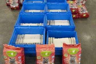Drogenfund im Katzenstreu: Fast zwei Tonnen Kokain stellten die Fahnder in Hamburg sicher.