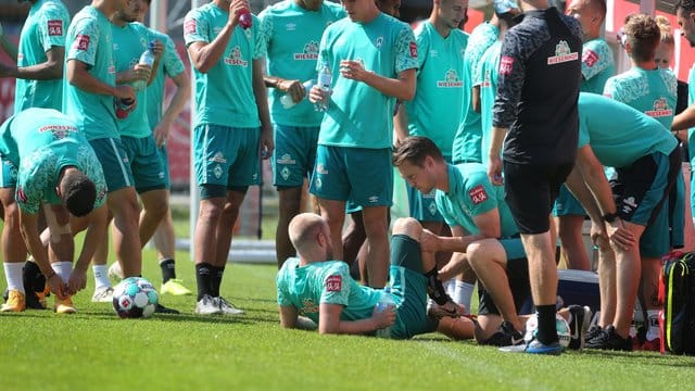 Davy Klaassen wird während einer Trainingspause behandelt. Davy Klaassen wird während einer Trainingspause behandelt.