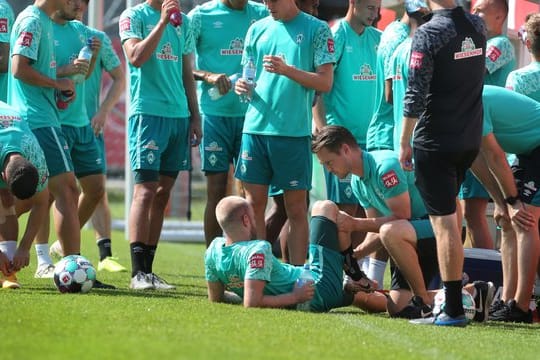 Davy Klaassen wird während einer Trainingspause behandelt.