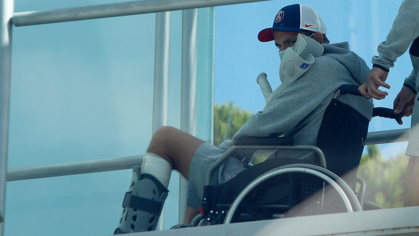 Sitzender PSG-Coach: Thomas Tuchel bewegt sich wegen einer Fußverletzung im Teamhotel auch per Rollstuhl fort.