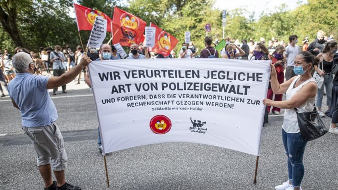Rund 250 Menschen protestierten in Hamburg gegen rassistische Polizeigewalt.