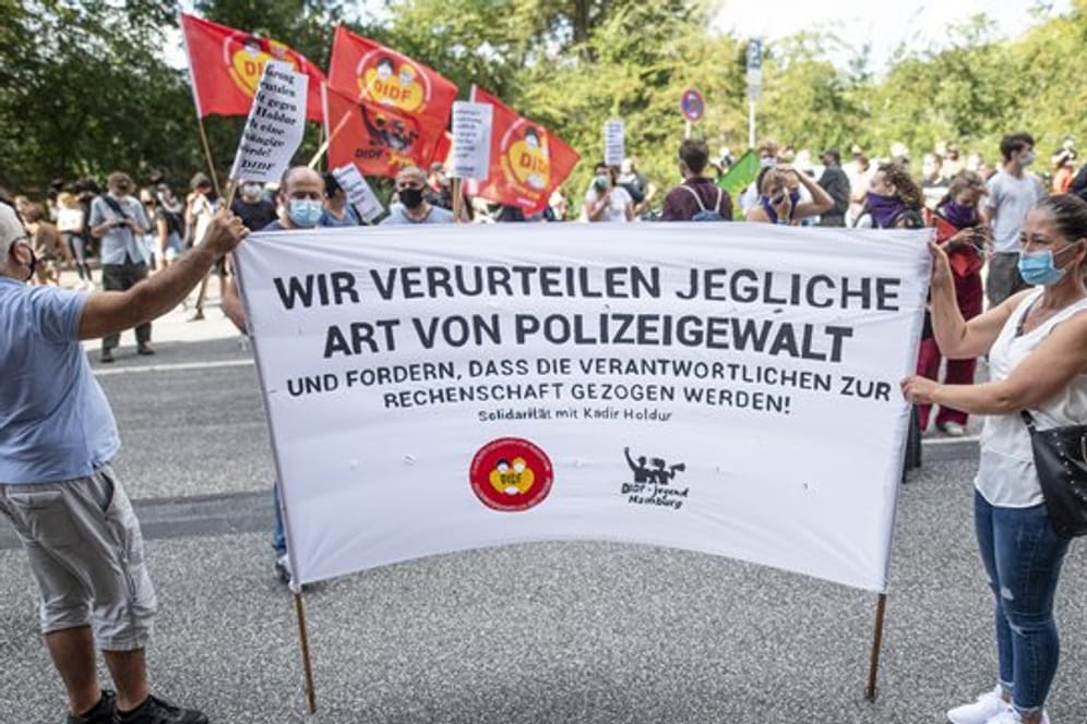 Rund 250 Menschen protestierten in Hamburg gegen rassistische Polizeigewalt.